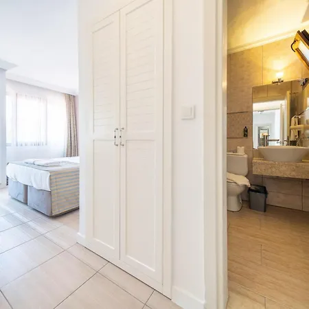 آتا لاغون بيتش فندق